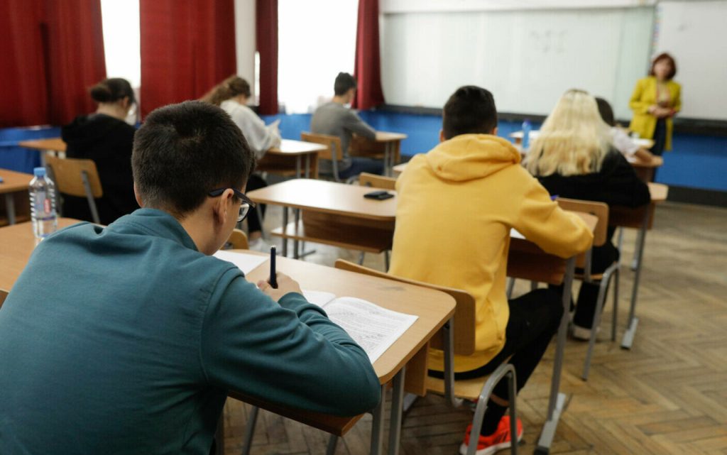 Simularea BAC 2025. Elevii susțin azi proba obligatorie a profilului. Examen scris la Matematică sau Istorie