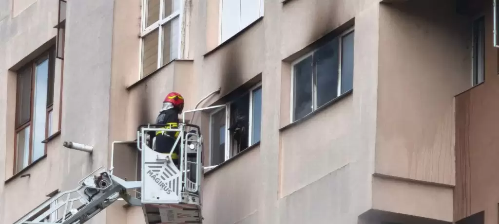 17:00 Incendiu la un apartament din Târgu-Jiu
