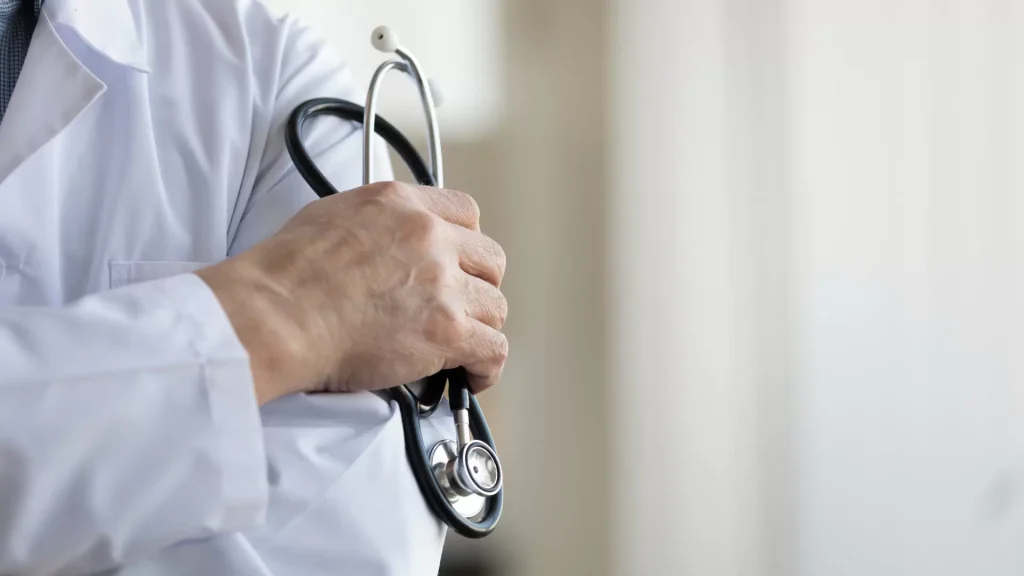 Măsurile lui Bolojan lasă fără asigurare medicală aproape 650.000 de români