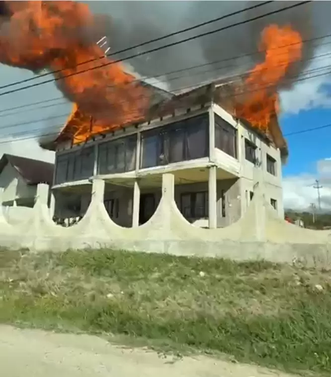 Incendiu la Pișteștii din Deal. Acoperiș, mistuit de flăcări