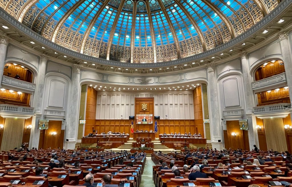 PNL susţine reducerea la 300 a numărului de parlamentari