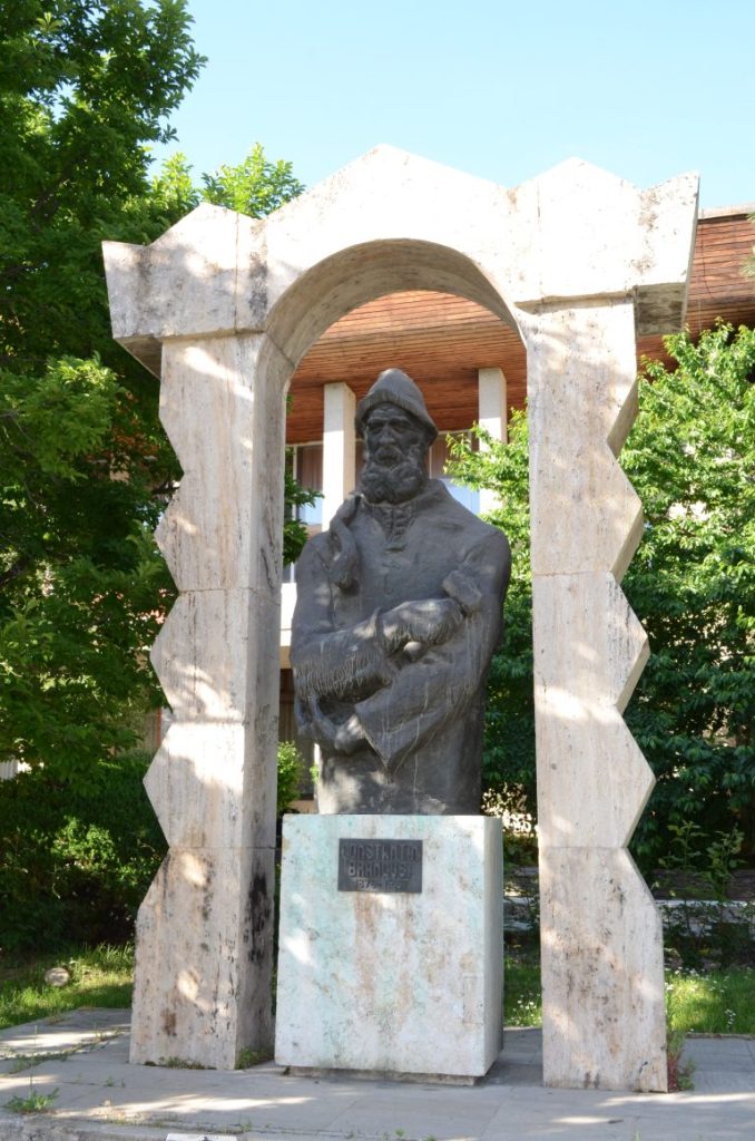 Cunoscut om de cultură, împotriva mutării statuii lui Brâncuși. ”Locul e bine ales”