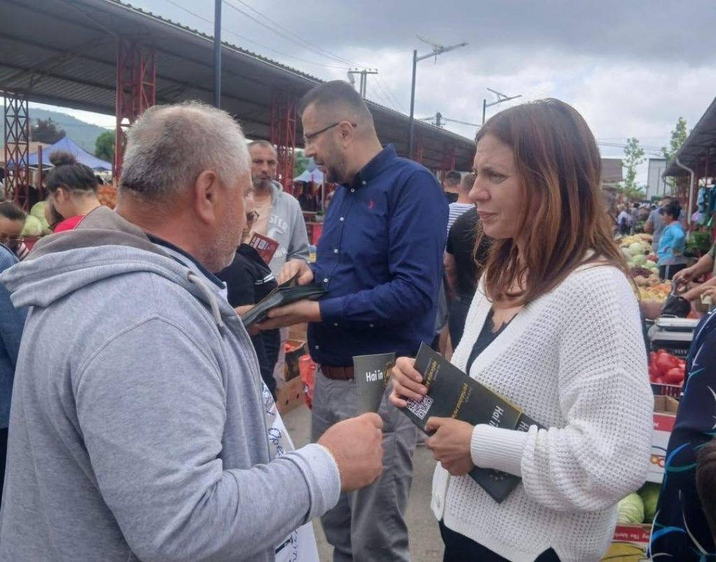 Parlamentarii AUR, în târgul de la Peșteana