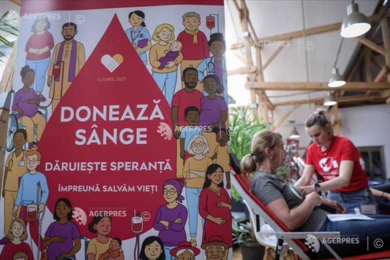 Angajații și voluntarii Crucii Roșii donează sânge