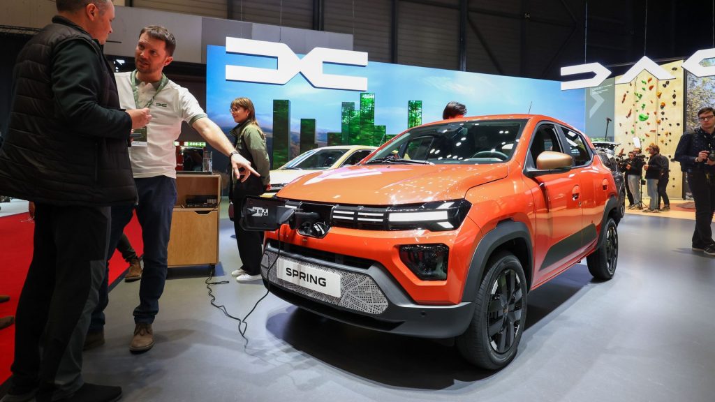 07:00 Dacia Spring nu va mai putea fi cumpărată prin Rabla 2026. Programul nu include mașinile electrice produse în China
