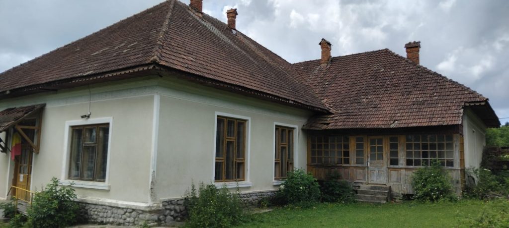 Vor cămin de bătrâni într-o școală abandonată