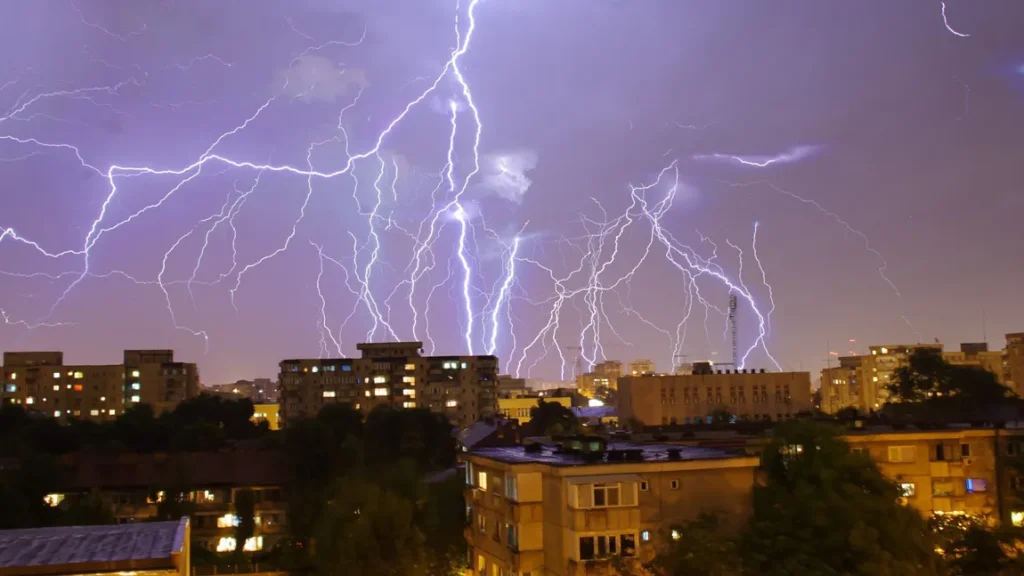 11:30 Cod galben de furtuni violente de la ANM. Este vizat și Bucureștiul